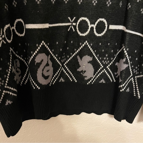 Box Lunch Harry Potter Wizarding World Quidditch Hedwig Golden Snitch Sweater - Picture 14 of 15
